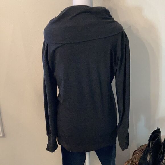 Merry Furs size small blackish grey button accented long sleeve T-shirt EUC - Picture 7 of 13